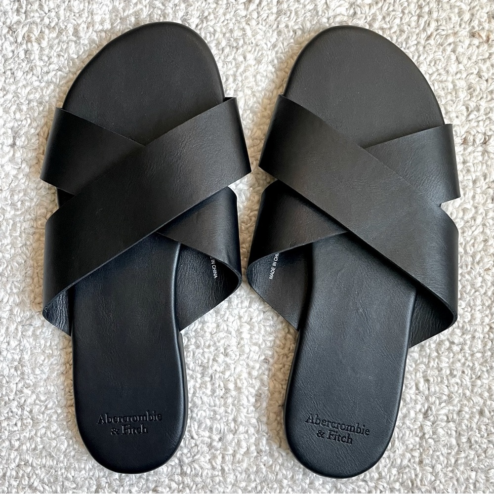 NWOT Abercrombie & Fitch Criss-Cross Faux Leather Slide, size 6/7